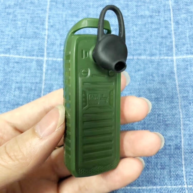 سماعة رأس مزودة بتقنية بلوتوث للاتصال بدون استخدام اليدين، موسيقى MP3، شريحتي اتصال، شبكة 2G